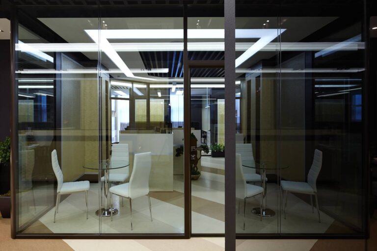 Стеклянные перегородки в интерьере кафе в офисе
