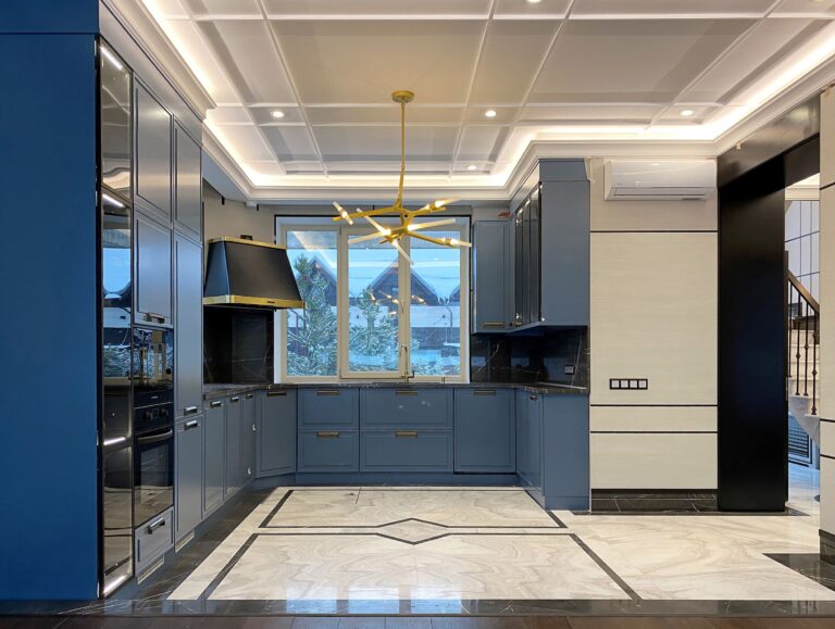 Интерьер большой кухни в сине-бежевых оттенках