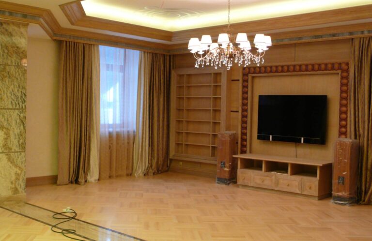 Оформление гостиной после ремонта с деревом и мрамором