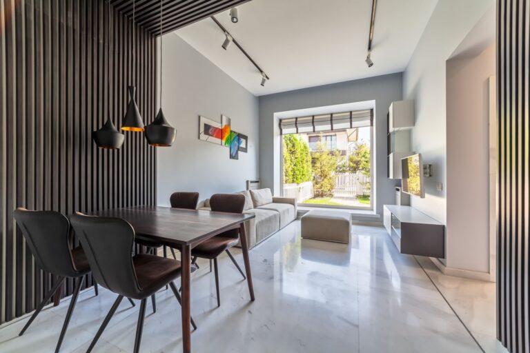 Рифленые стеновые панели шоколадного оттенка в дизайне обеденной зоны