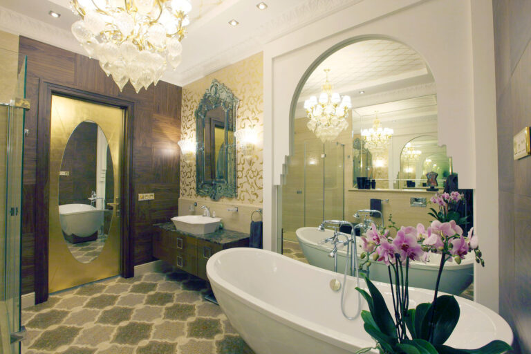 Декорированный пол и потолок в интерьере санузла