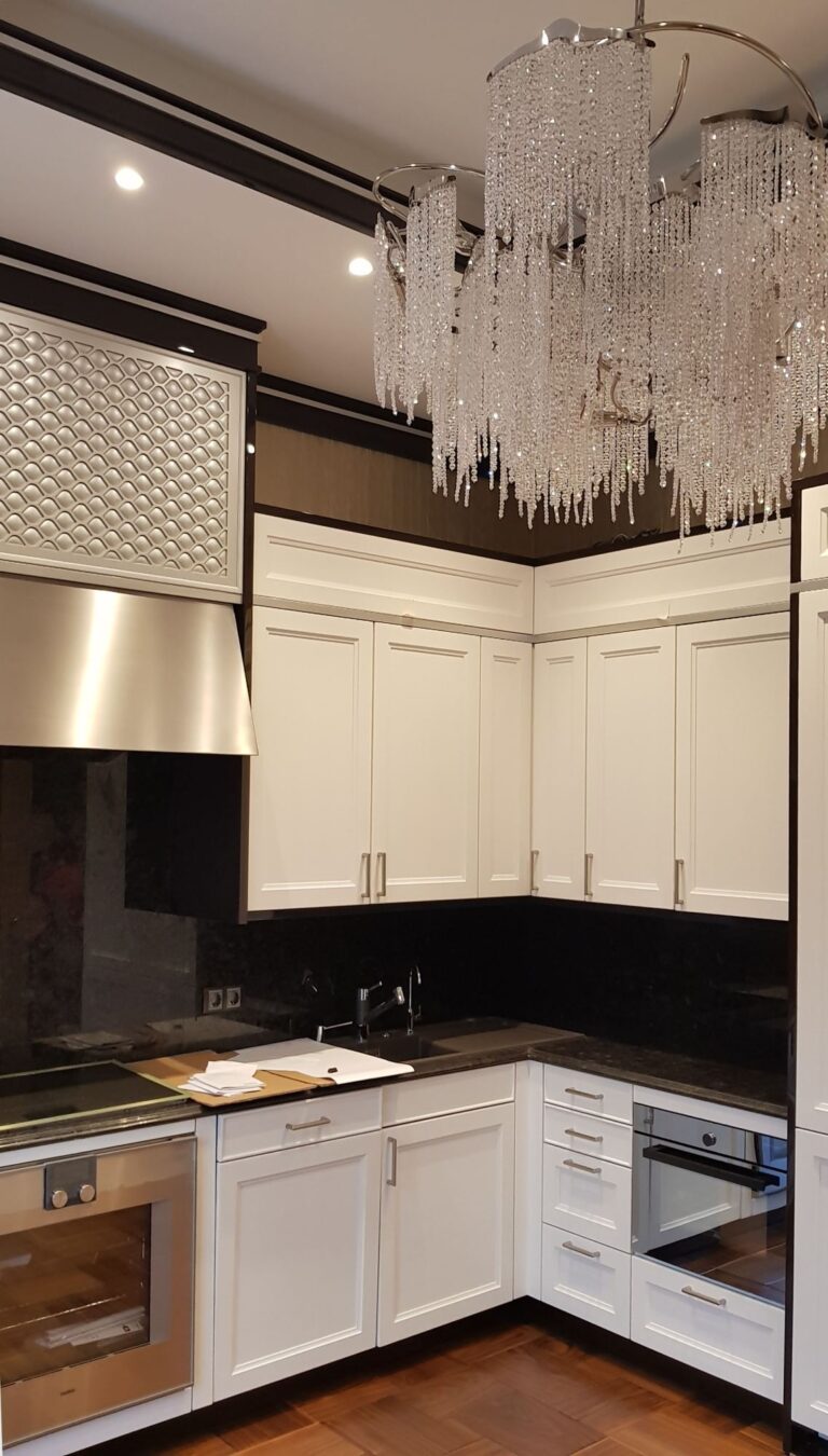 Кухня с хрустальной люстрой на хромированном каркасе
