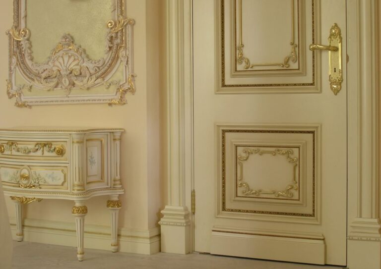 Ремонт дома с преобладанием эффектной резьбы с позолотой