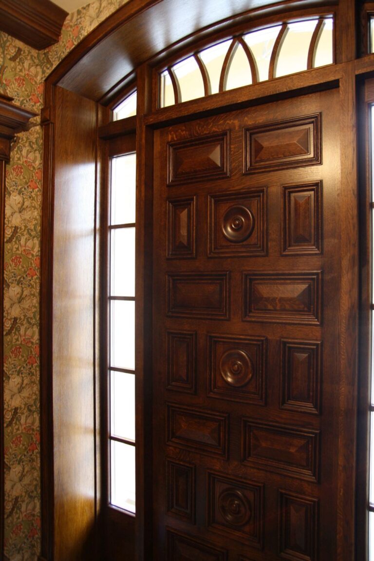 Фото дома после ремонта с резными деревянными дверьми