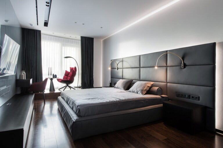 Кожаные стеновые панели в интерьере серой спальни