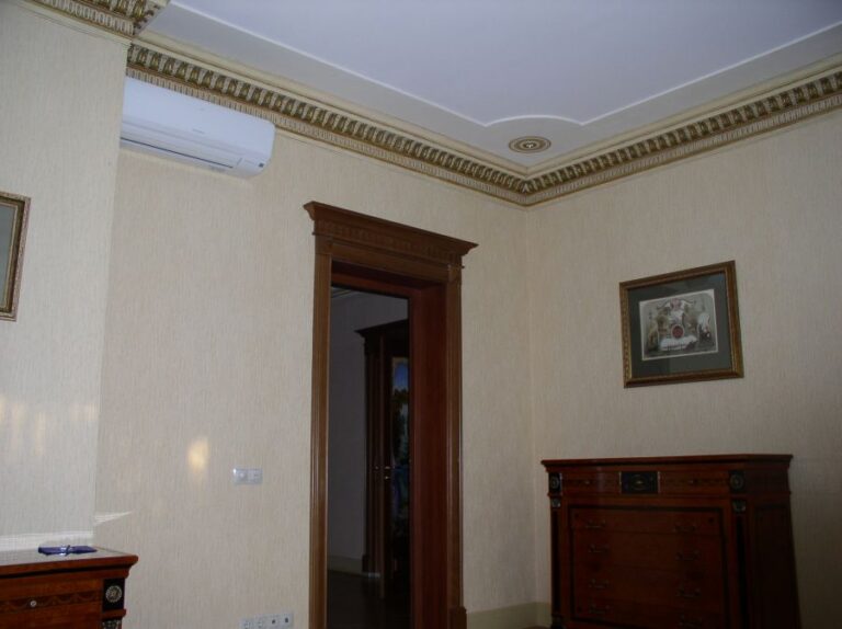 Готовый ремонт комнаты с резным дверным порталом