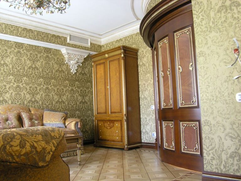 Ремонт стен и потолка с добавлением лепных украшений