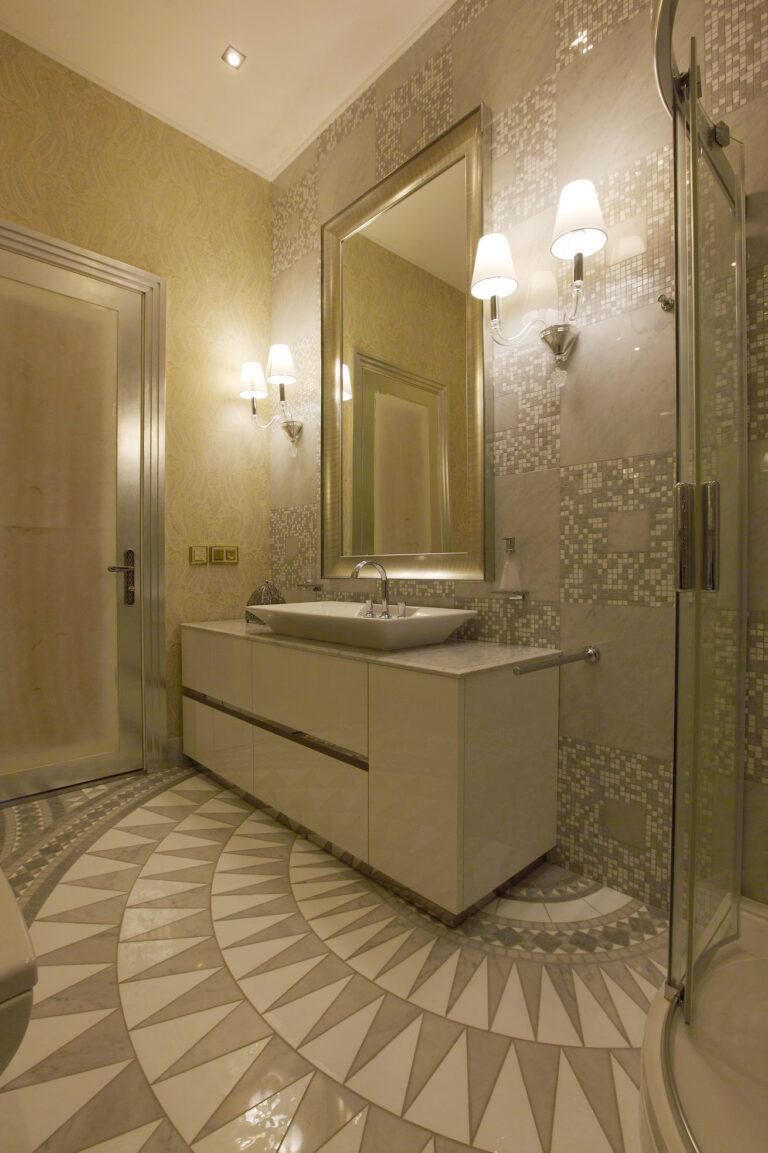 Мозаичная и мраморная плитка на стенах санузла