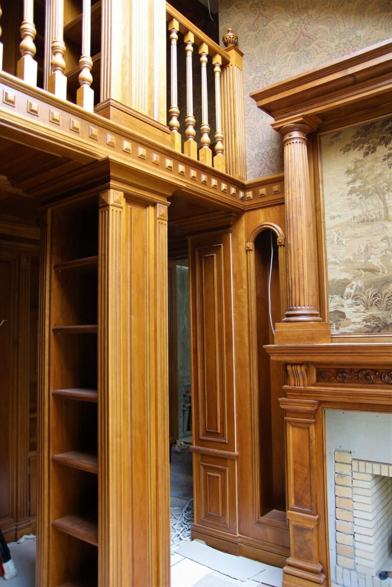 Холл с колонной с открытыми полками