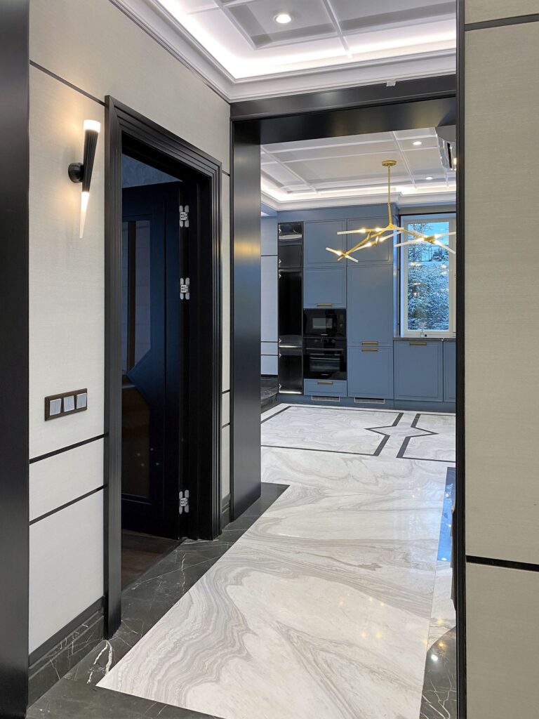 Светлый интерьер холла с темным дверным проемом