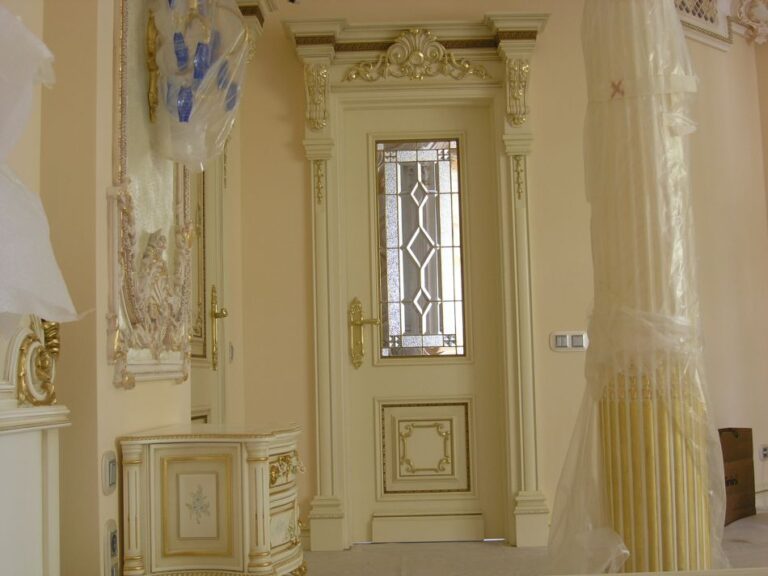 Ремонт комнаты с золотистыми декоративными элементами