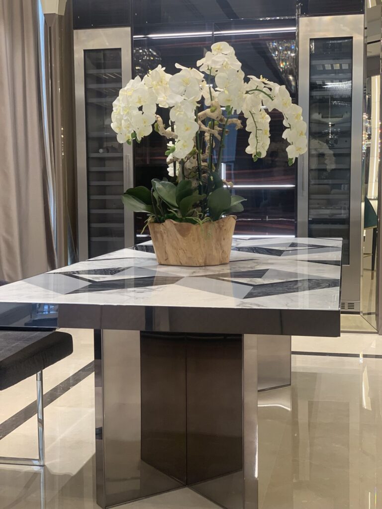 Кухня с инкрустированным мраморным обеденным столом