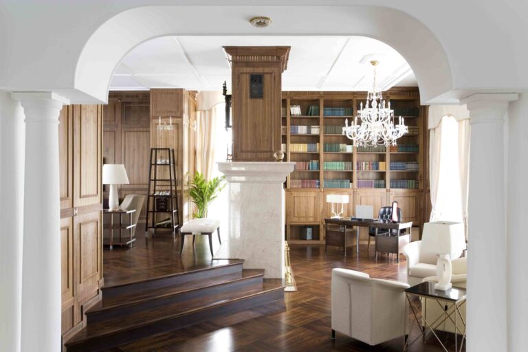 Разноуровневый интерьер первого этажа дома