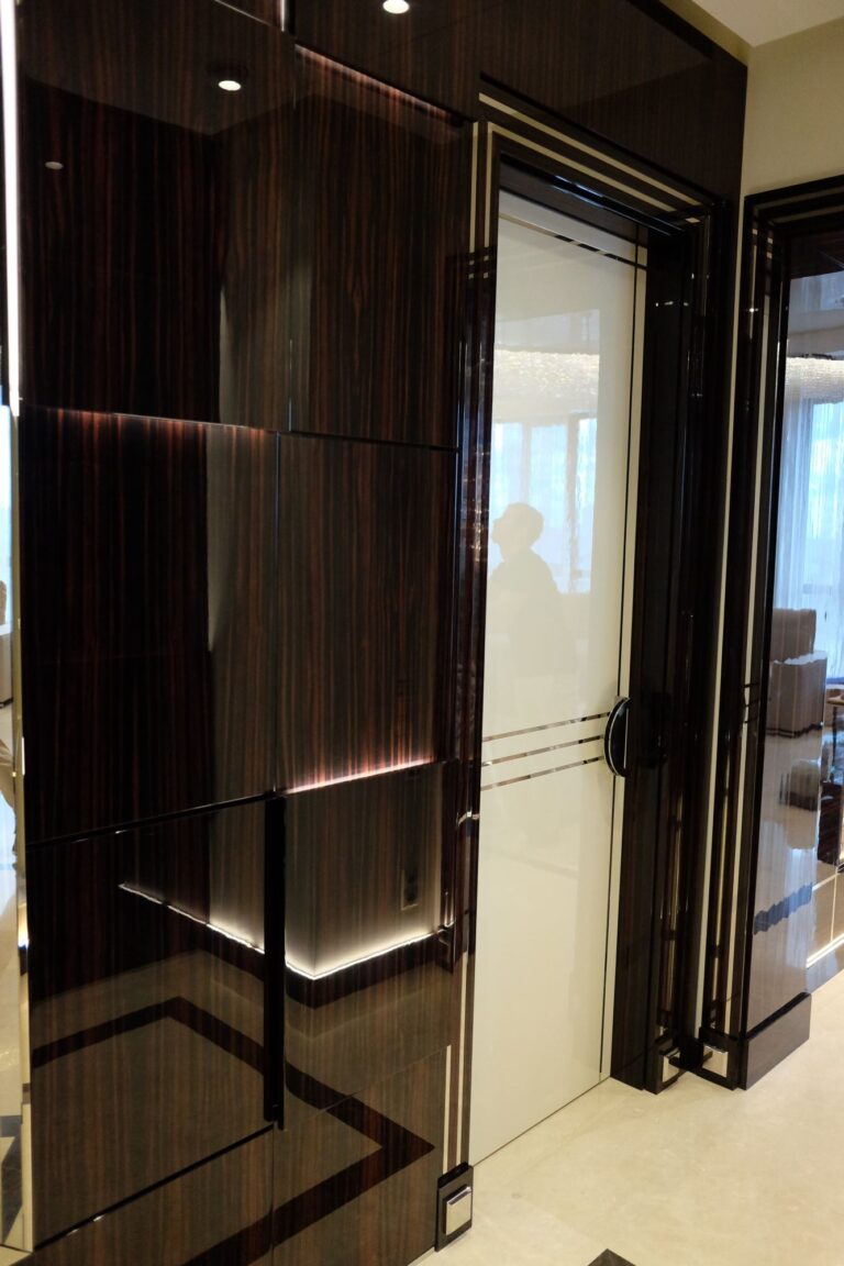 Холл с полированными стеновыми панелями из ценных пород древесины