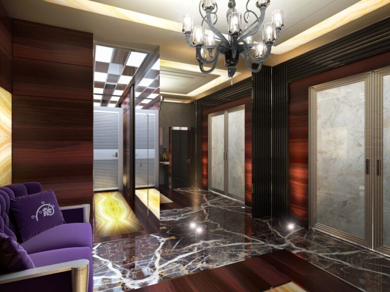 Фиолетовые акценты в темном интерьере холла