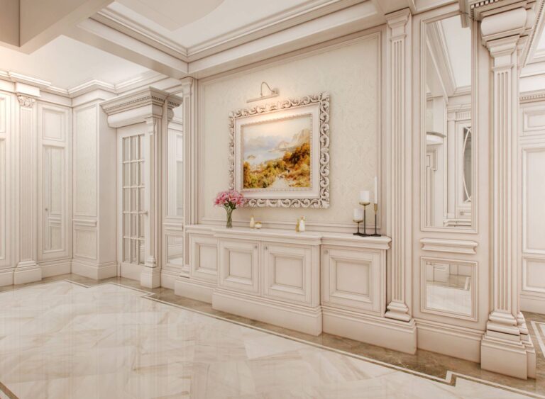 Светлый дизайн холла с лепниной