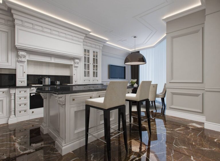 Классический интерьер кухни с резным черно-белым столом