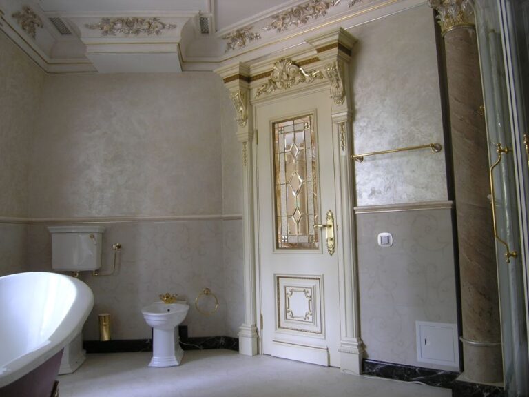 Потолочный фриз с позолоченной резьбой в ремонте санузла