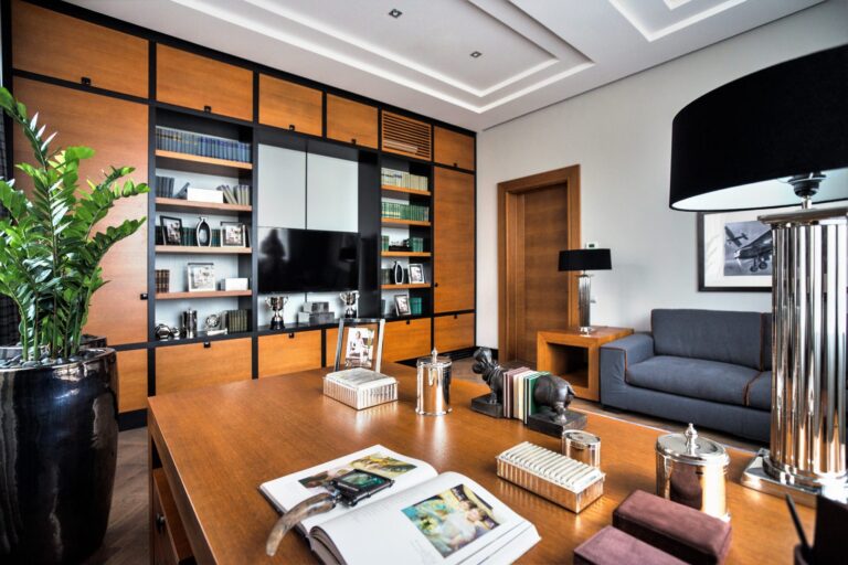 Золотисто-ореховая стенка в интерьере кабинета