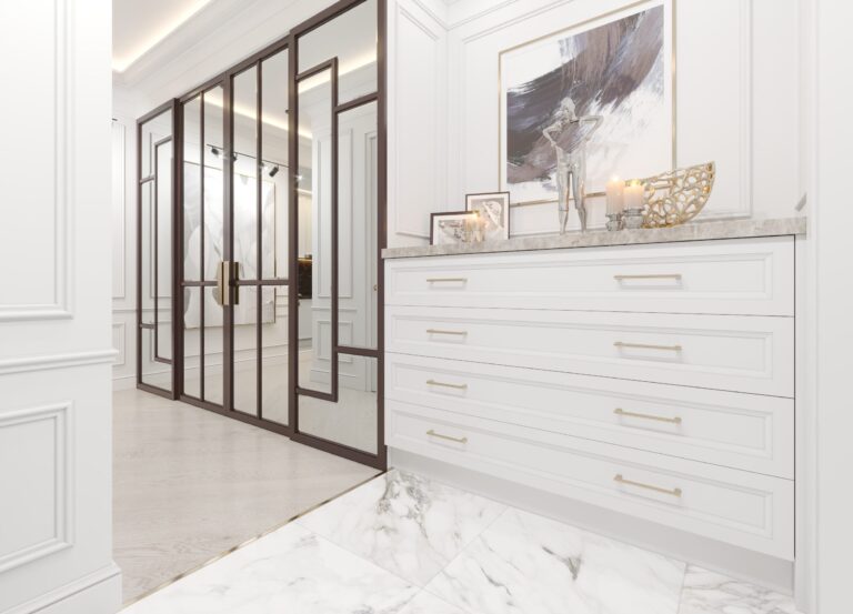 Встроенный белый комод с мраморной бежевой столешницей в интерьере прихожей