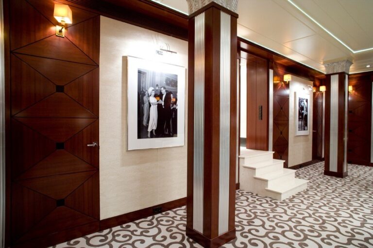 Сочетание дерева и металла в дизайне колонн в гостиной