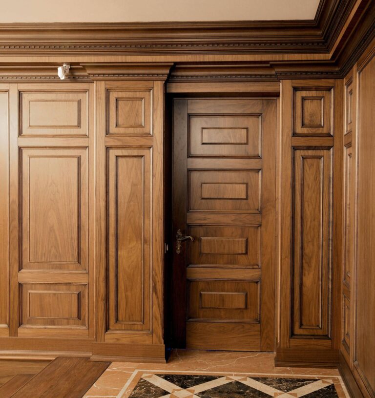 Отделка стен филенчатыми панелями в дизайне холла