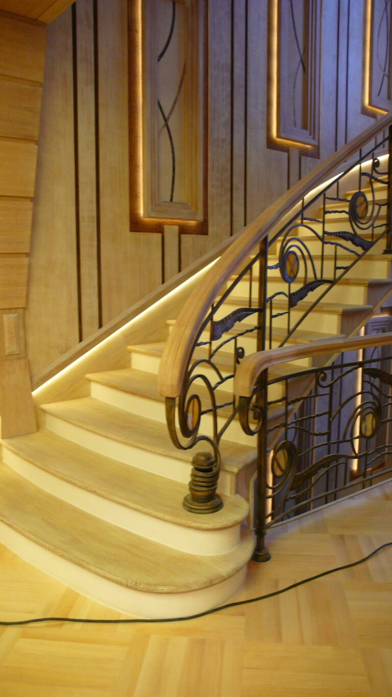 Лестница с необычным рисунком перил в готовом ремонте коттеджа