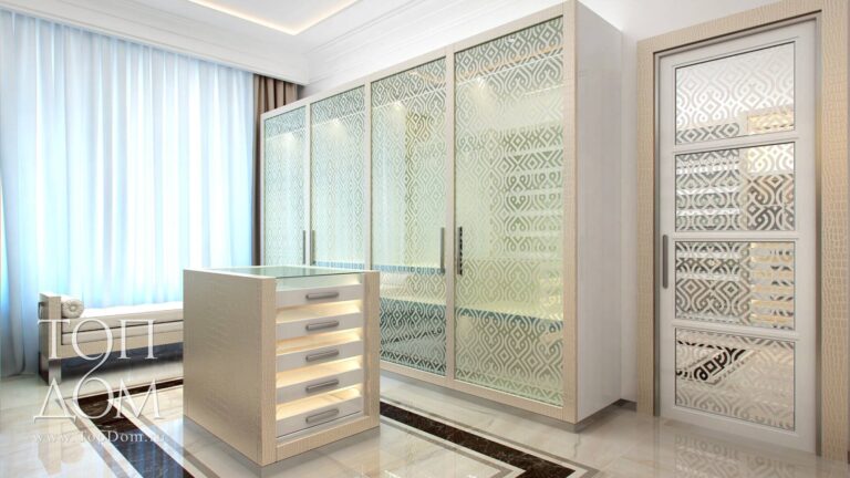 Гардеробная со оригинальной стеклянной мебелью