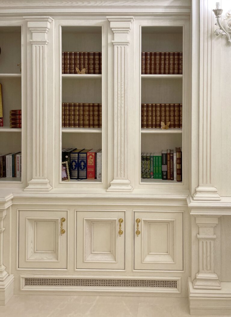 Дизайн резных шкафов в интерьере кабинета