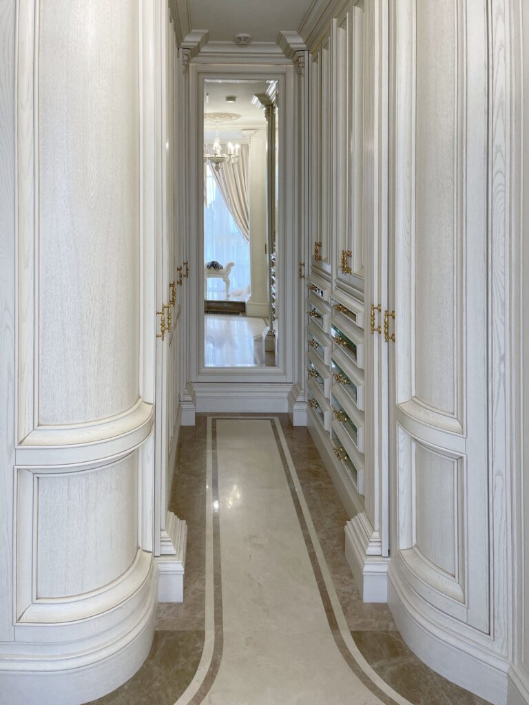 Прямоугольная гардеробная в классическом стиле