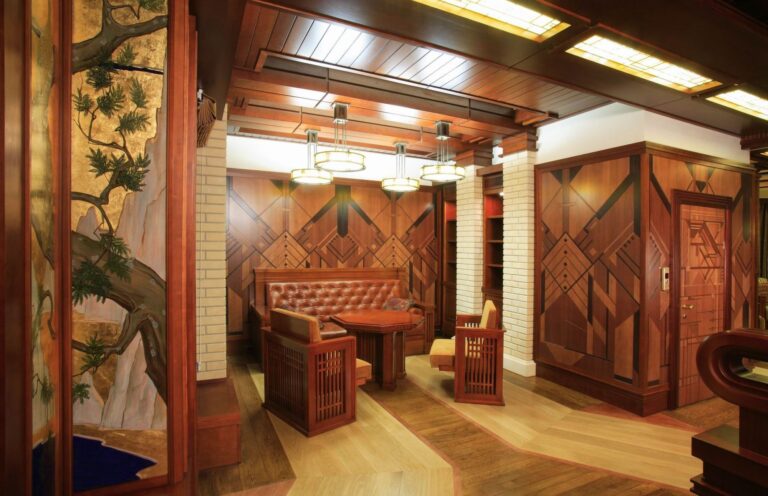 Стеновые панели с абстрактным рисунком и кирпичными полуколоннами в интерьере зоны отдыха