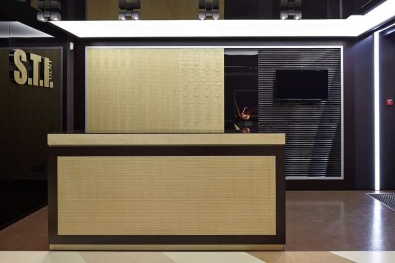 Вариант оформления небольшой стойки ресепшен