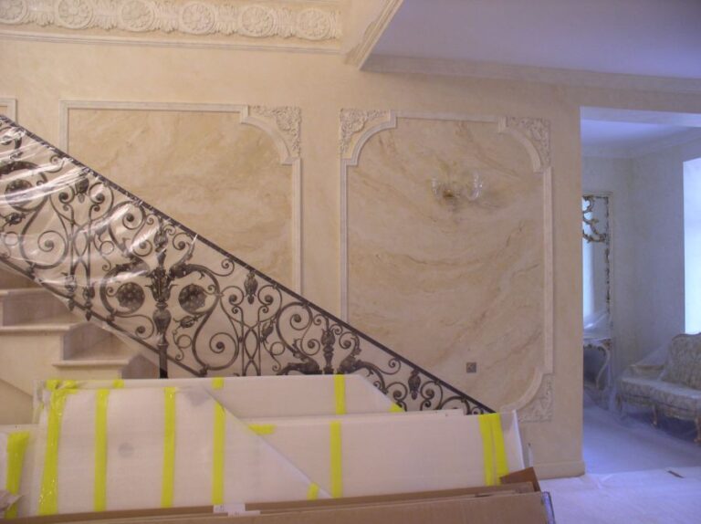 Стильная лестница с узорными коваными перилами в особняке