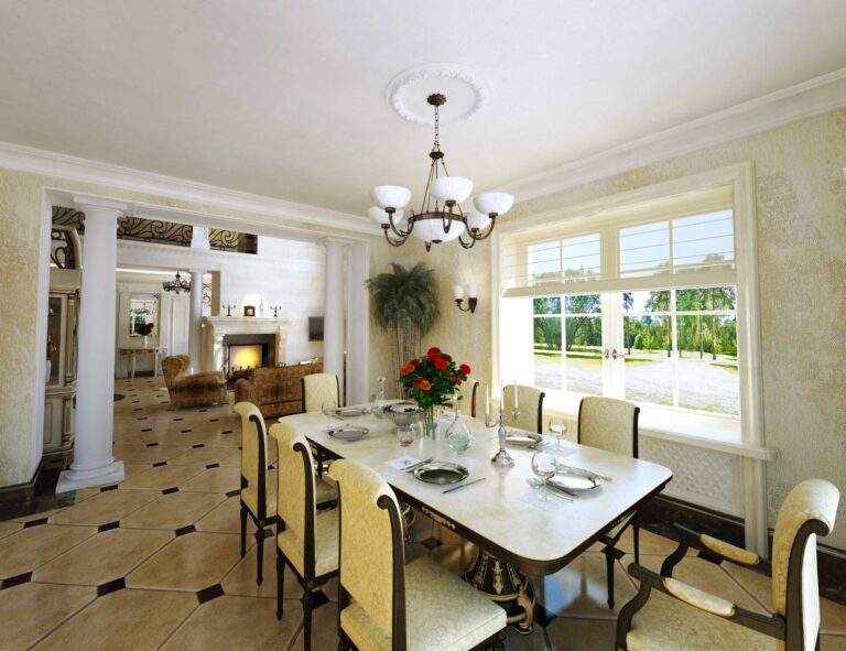 Дизайн столовой в бежевых тонах с белыми колоннами