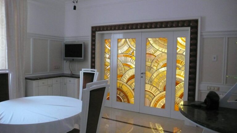 Столовая после ремонта с белыми дверьми с витражами