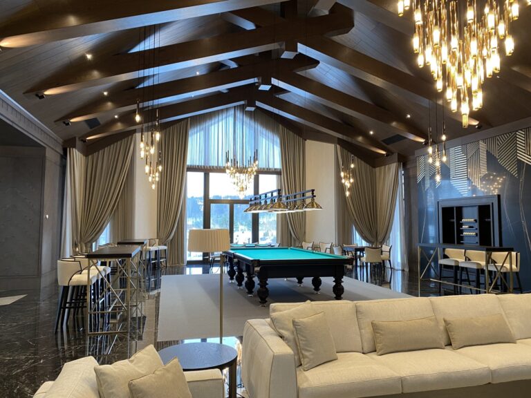 Эксклюзивный дизайн гостиной с бильярдной