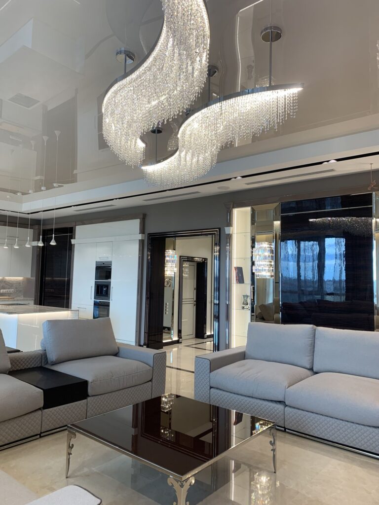 Обустройство кухни белым шкафом со встроенной техникой