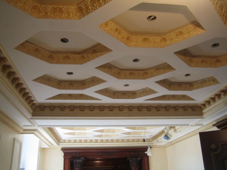 Шестиугольные кессоны на потолке квартиры после ремонта