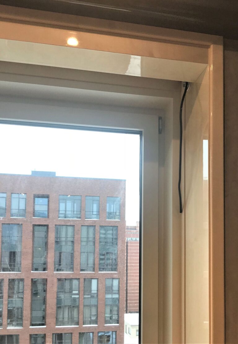 Глянцевые панели в отделке оконного проема