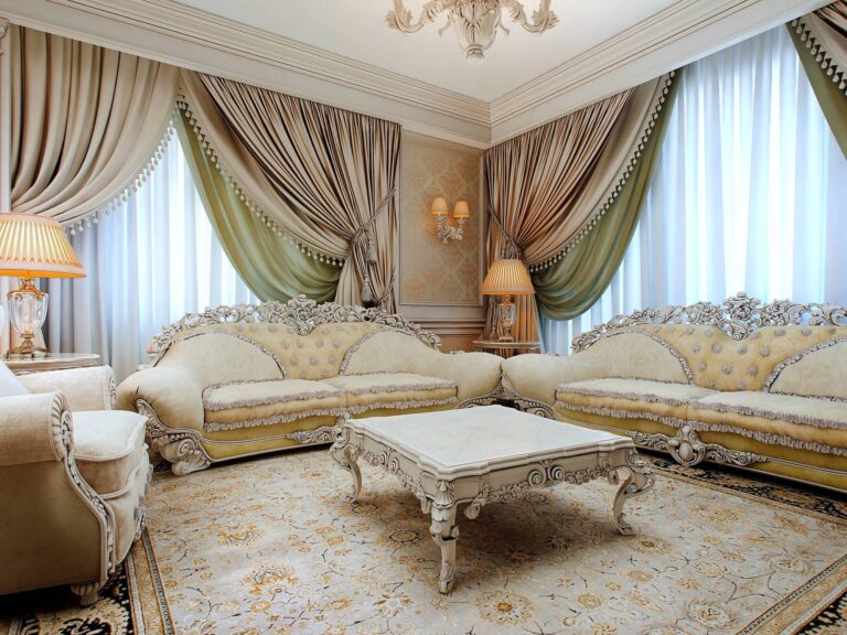 Зона отдыха с небольшим кофейным столиком на ножках-кабриолях