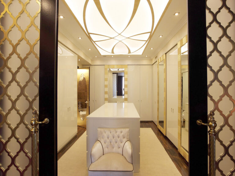 Дизайнерский потолок в интерьере гардероба цвета слоновой кости