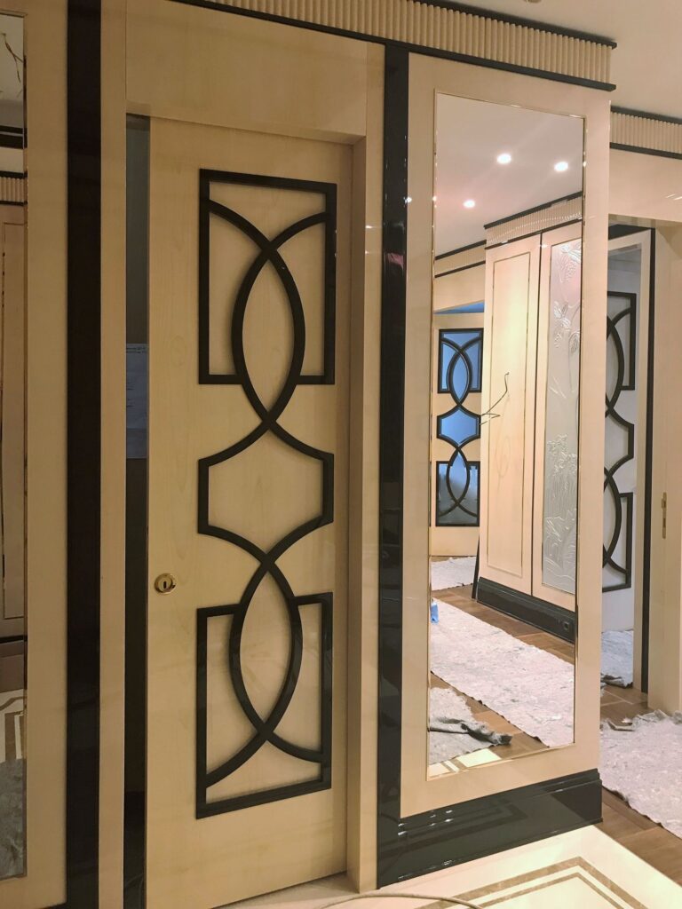 Прихожая с зеркальной стеновой панелью