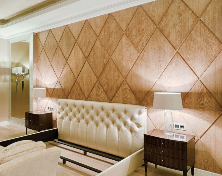 Интерьер спальни с прикроватными тумбами кофейного оттенка