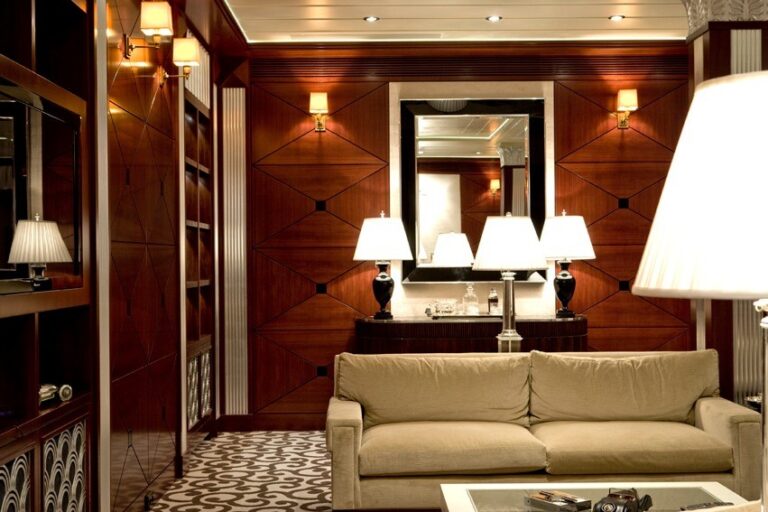 Оригинальное оформление гостиной с текстильным светлым диваном