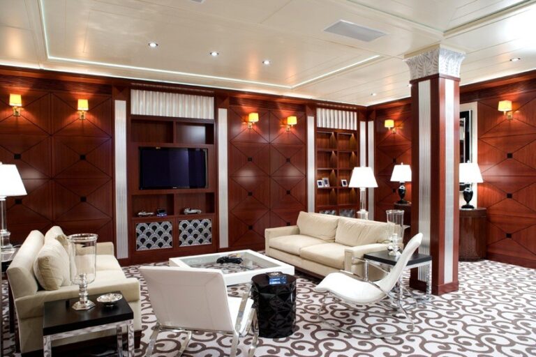 Черный и белый столики в престижном интерьере гостиной