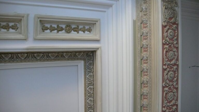 Оформление потолка позолоченной лепниной во время ремонта