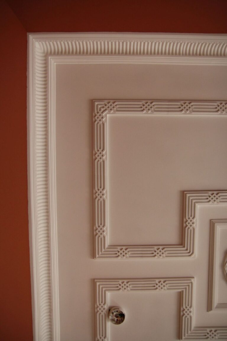 Ремонт потолка дома с отделкой резным натуральным деревом