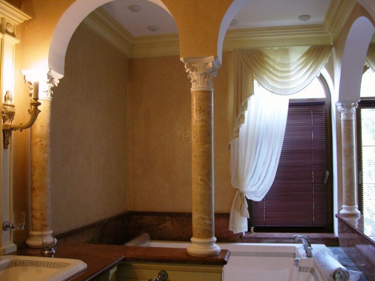 Арочные своды между колоннами в дизайне ванной