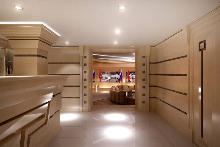 Вставки из темного дерева в светлом дизайне холла