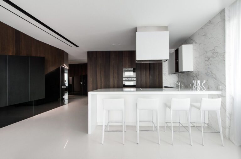 Стеновые панели из обожженного дуба в дизайне белой кухни